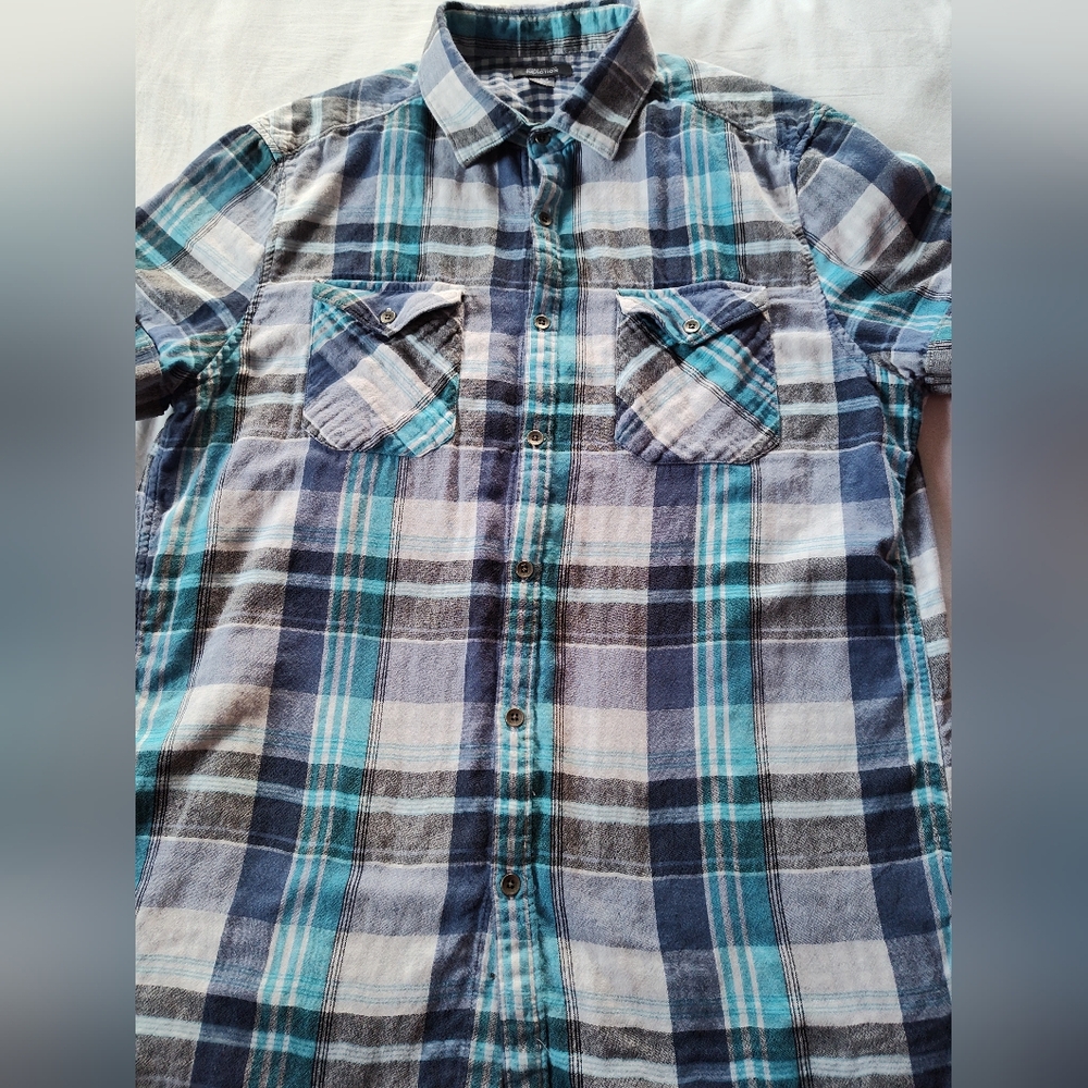 KENNETH COLE Reaction Men's Button Up Shirt. Size Large Short Sleeves.